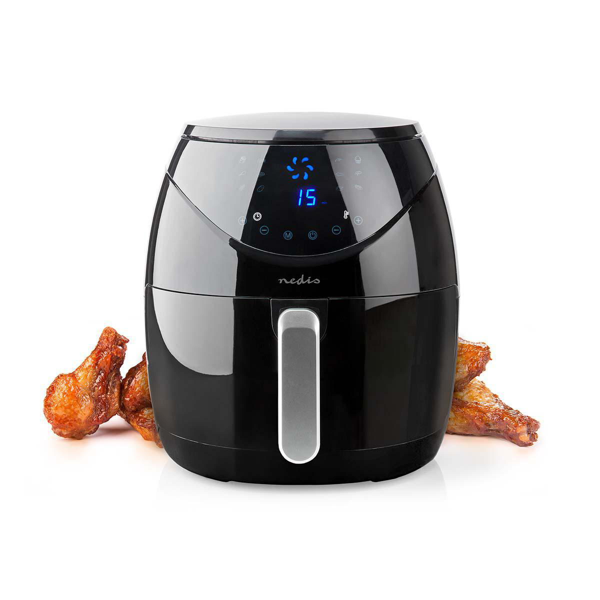 Friggitrice ad aria nera con manico, display e ali di pollo. Le ali sono davanti su sfondo bianco.
