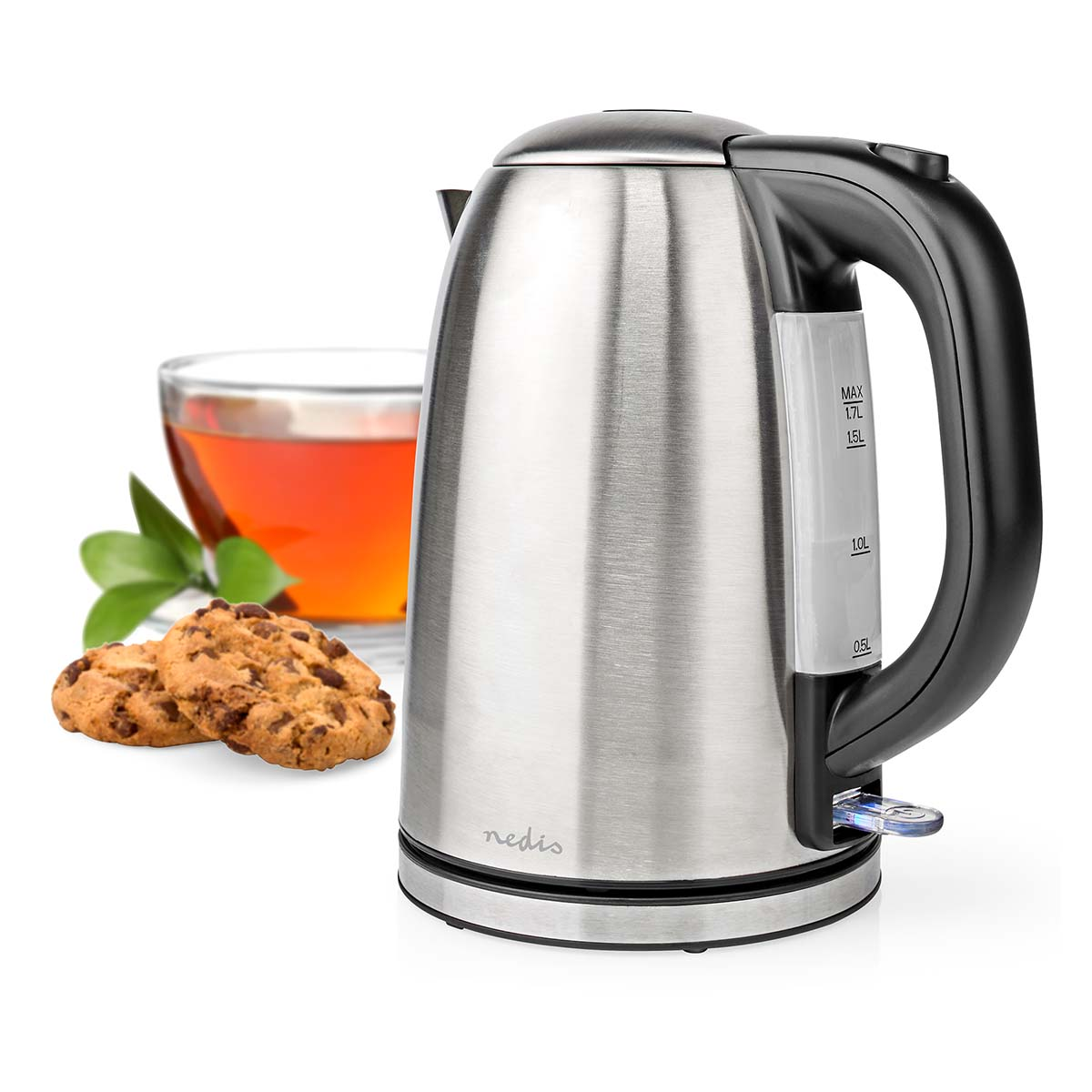 Czajnik elektryczny ze stali nierdzewnej z ciastkami i herbatą w szklance.