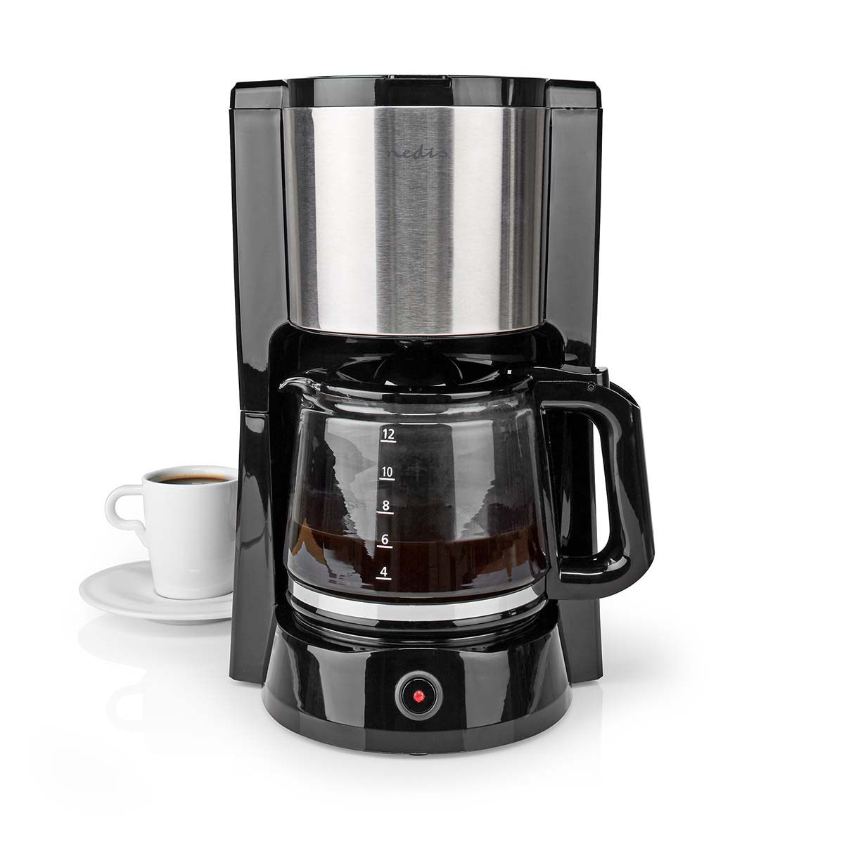 Macchina da caffè nera con caraffa in vetro. Una tazza bianca sul piattino accanto.