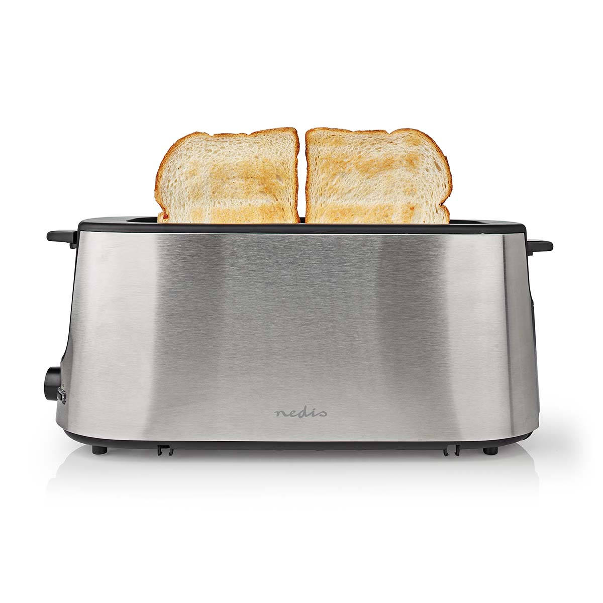 Ein Toaster aus Edelstahl mit zwei Toastbrotscheiben, isoliert auf Weiß.