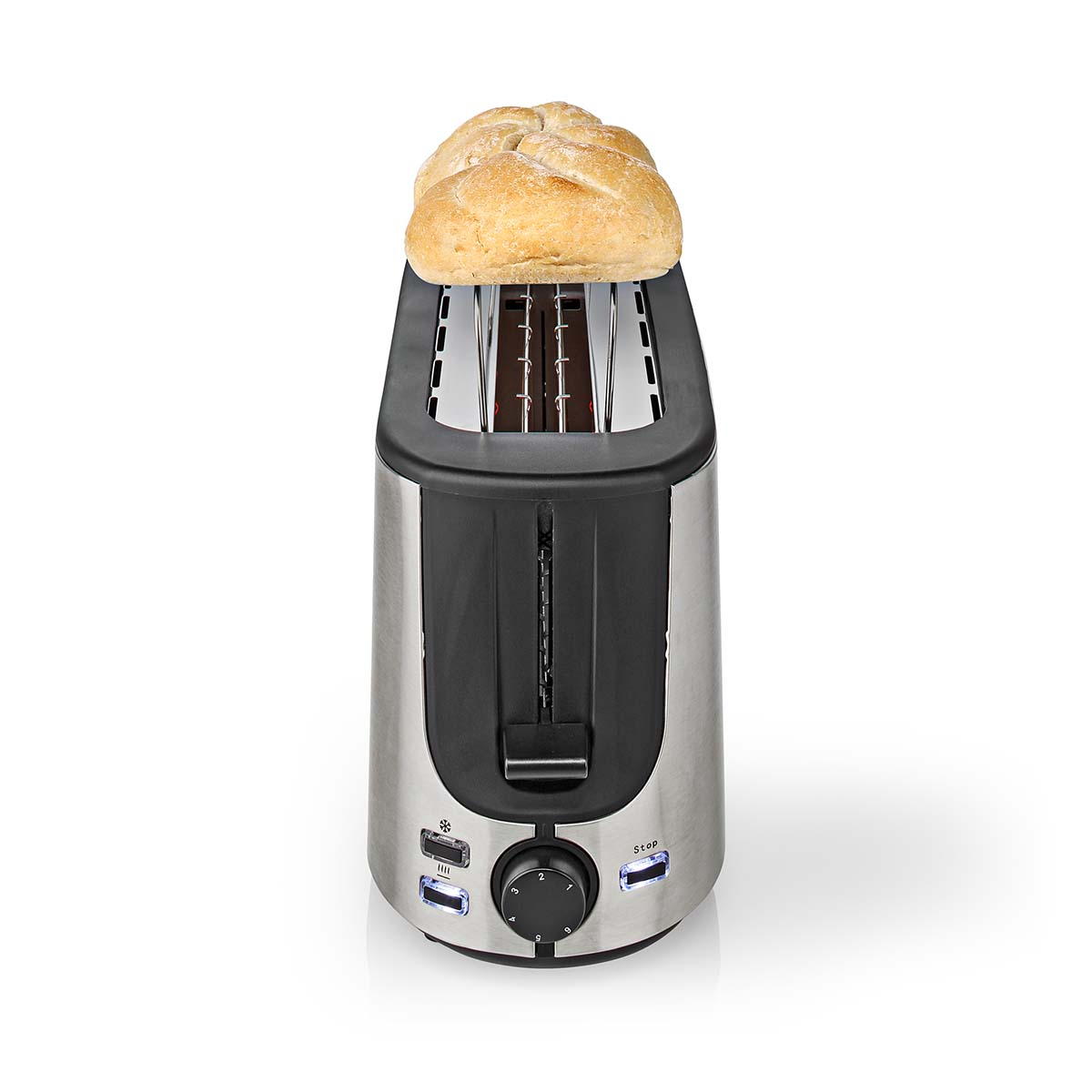 Ein silberner Toaster mit zwei Brötchen oben drauf, vor weißem Hintergrund.