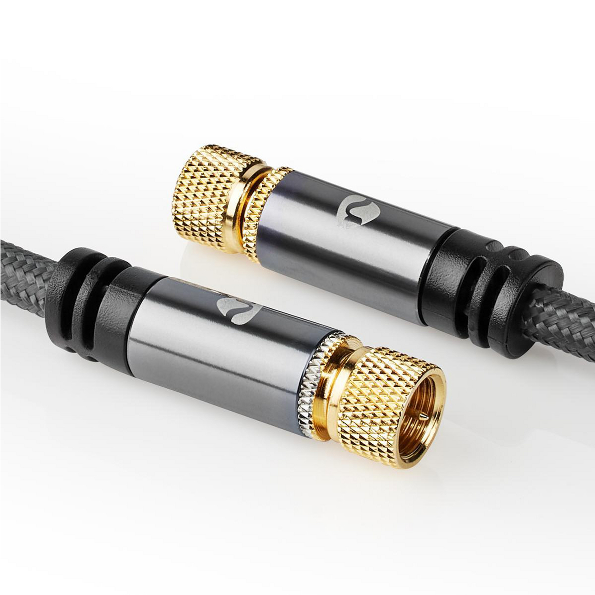 Zwei Audiokabel mit Goldsteckern vor weißem Hintergrund.