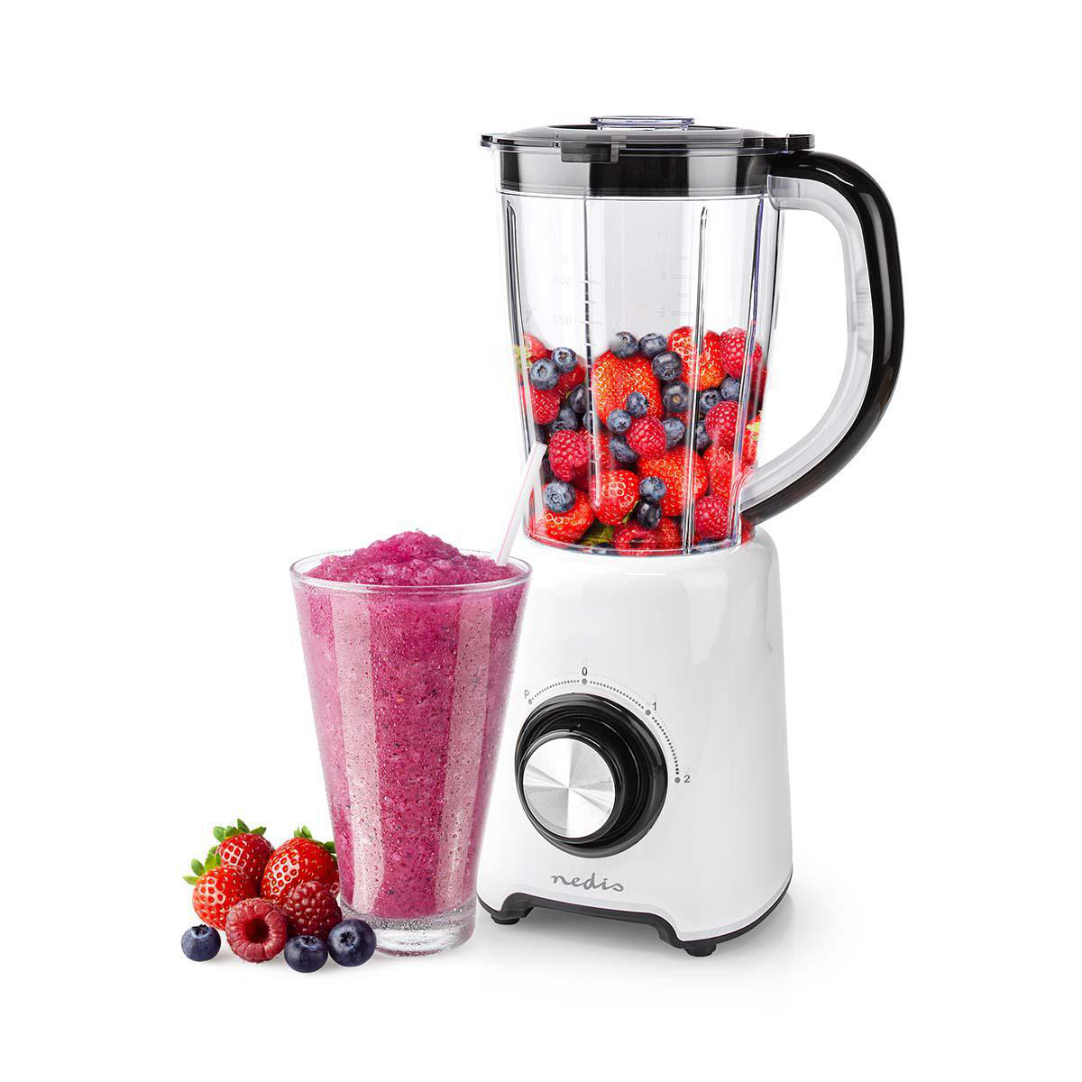 Biały blender z owocami i szklanką smoothie.