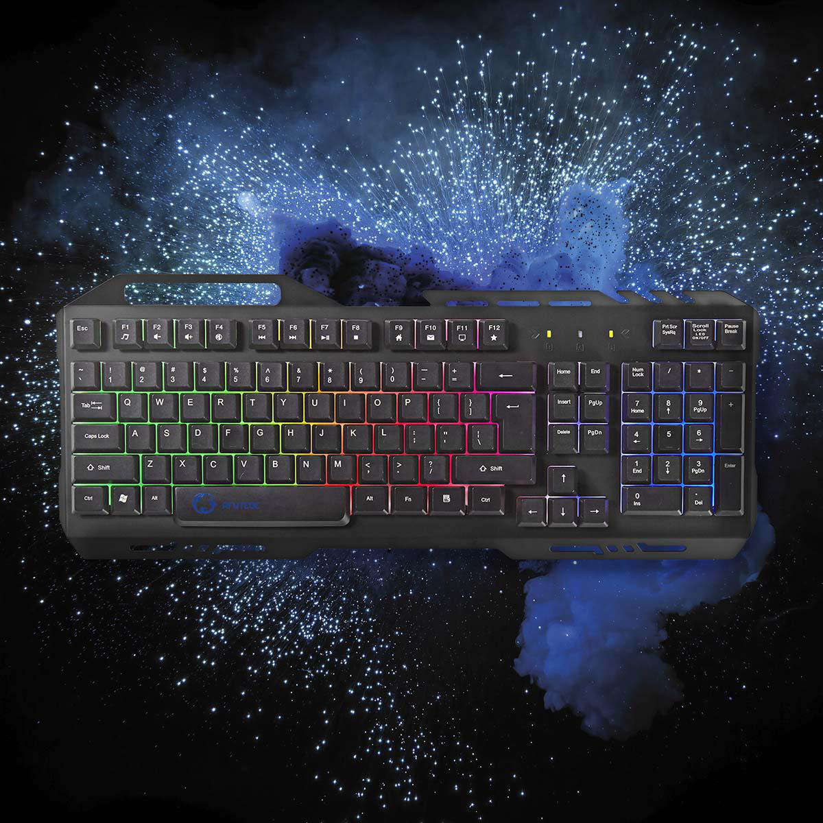 Schwarze Tastatur mit RGB-Beleuchtung, blauer Hintergrund mit Funken. Tasten leuchten.