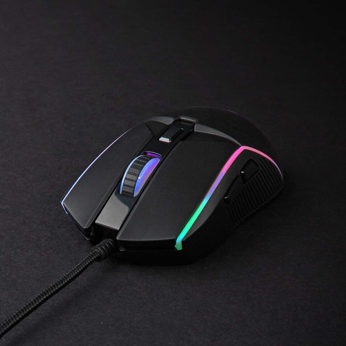 Schwarze Gaming-Maus auf schwarzem Untergrund. Die Maus hat farbige Lichter und ein Scrollrad.