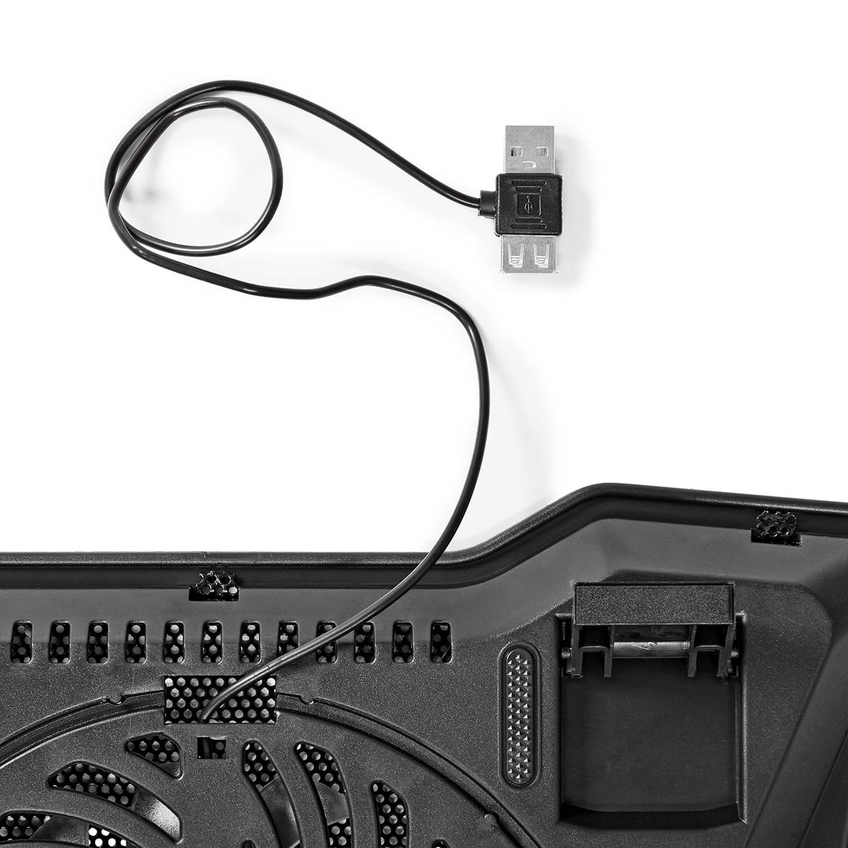 Schwarzes Kühlpad mit USB-Kabel und Stecker auf weißem Hintergrund. Das Pad hat Lüftungsschlitze.