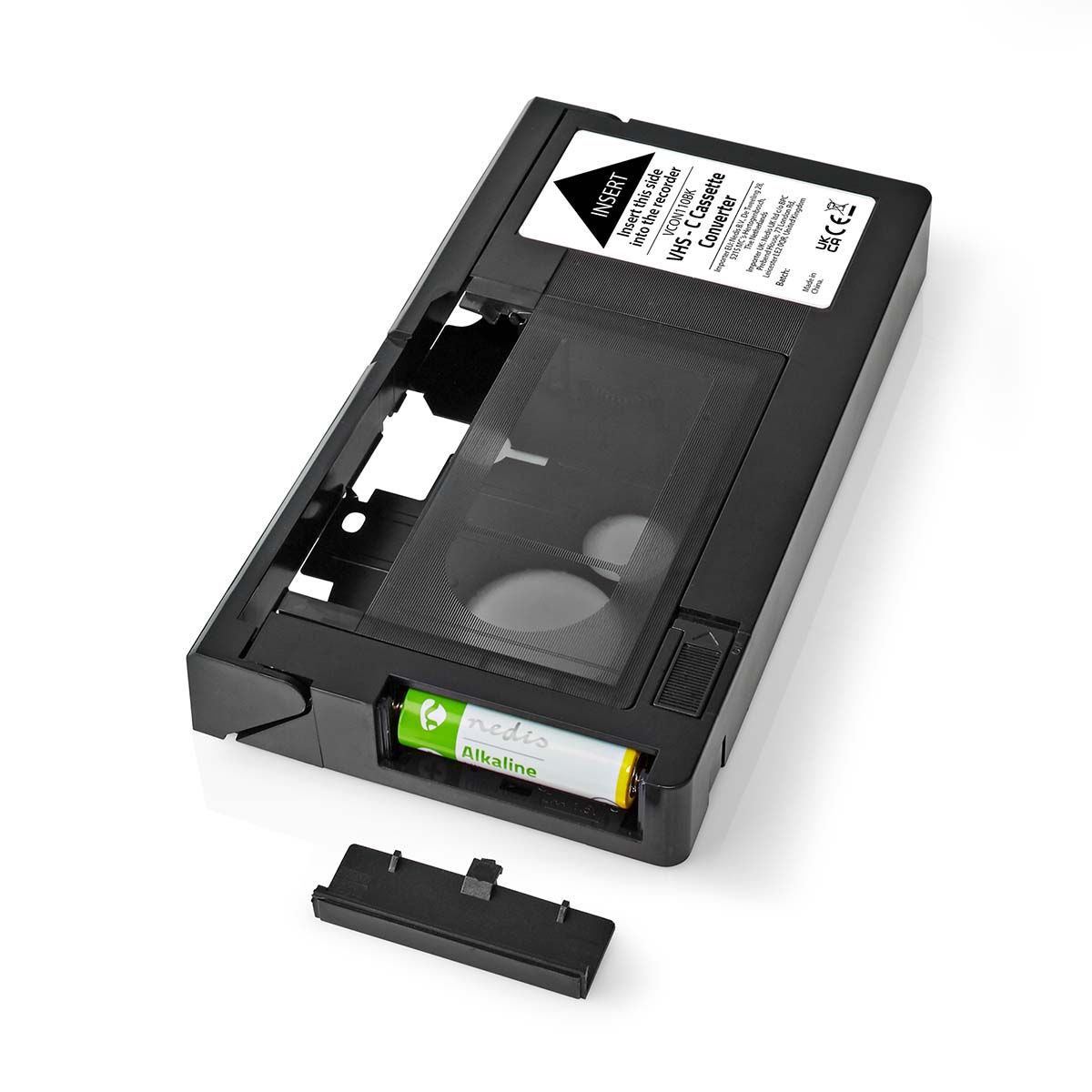 Schwarzer VHS-C Kassettenadapter mit Batterie und abnehmbarer Abdeckung, auf weißem Hintergrund.