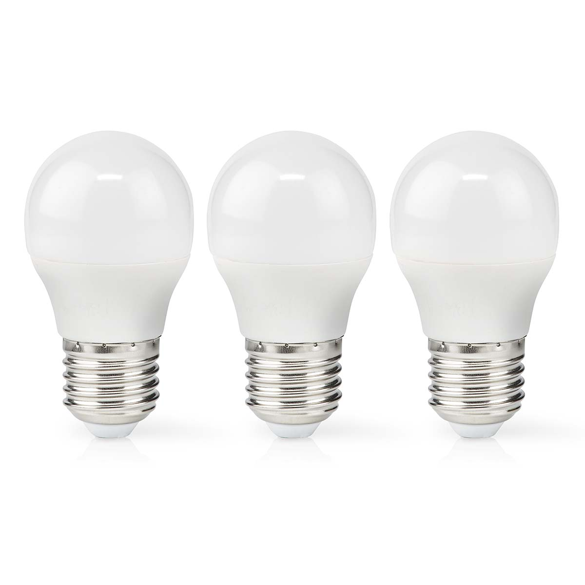 Tre lampadine LED bianche con basi argentate, su sfondo bianco.