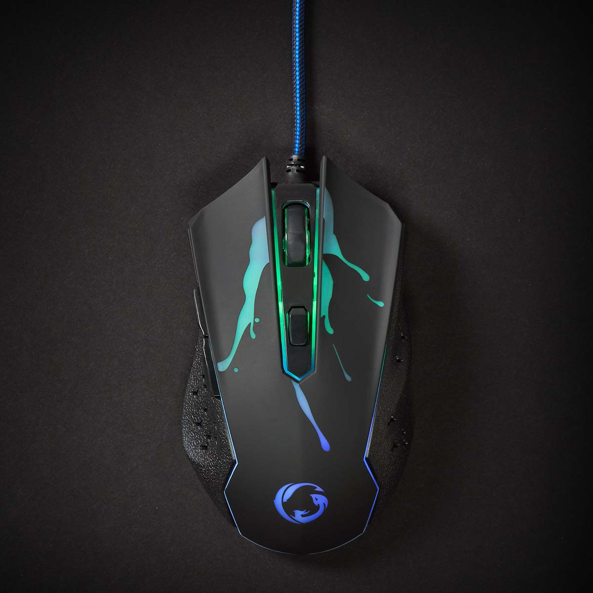 Schwarze Gaming-Maus. Sie hat ein blaues Kabel, farbige Lichter und ein einzigartiges Design mit Logo.