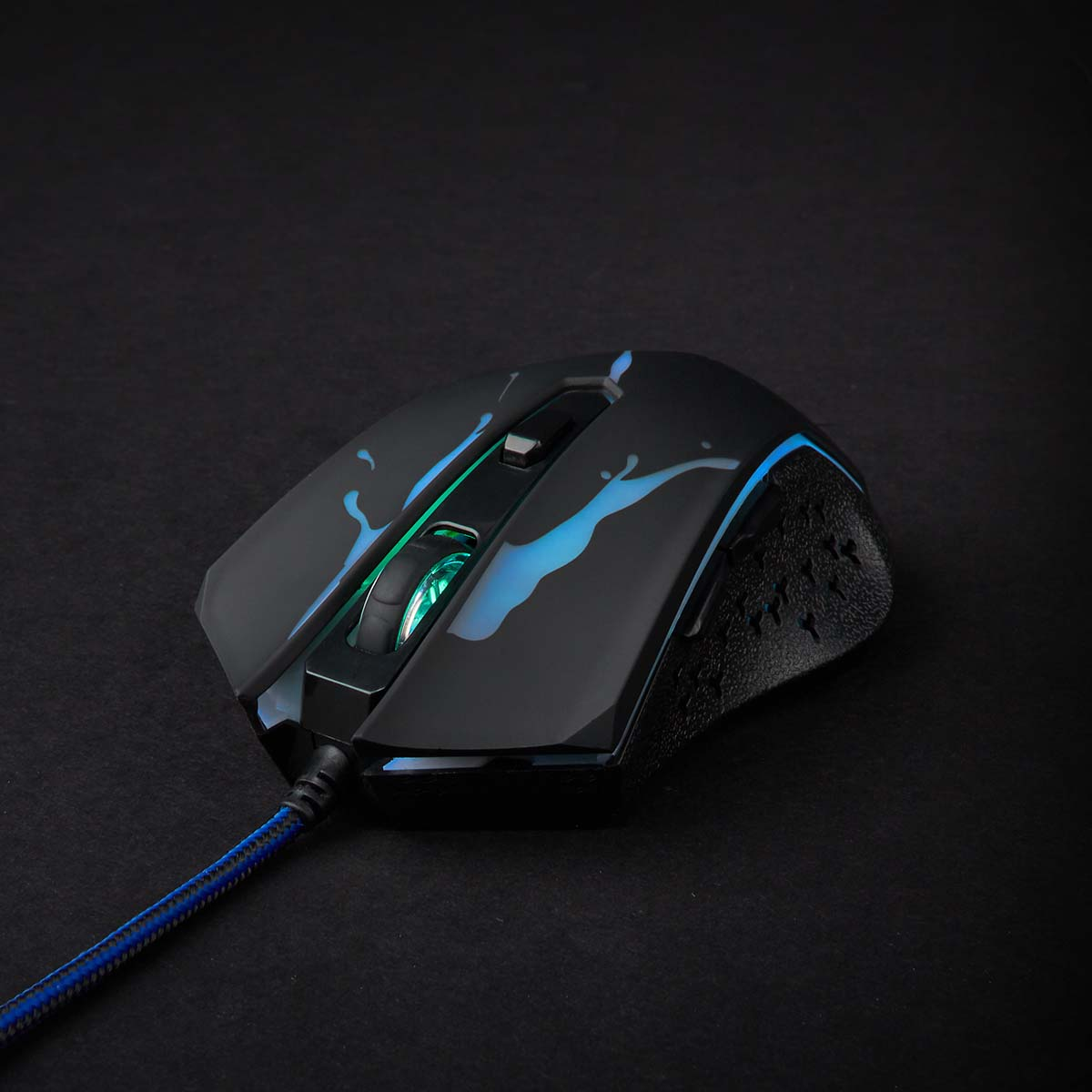 Eine schwarze Gaming-Maus mit blauer und grüner Beleuchtung und einem blauen geflochtenen Kabel.
