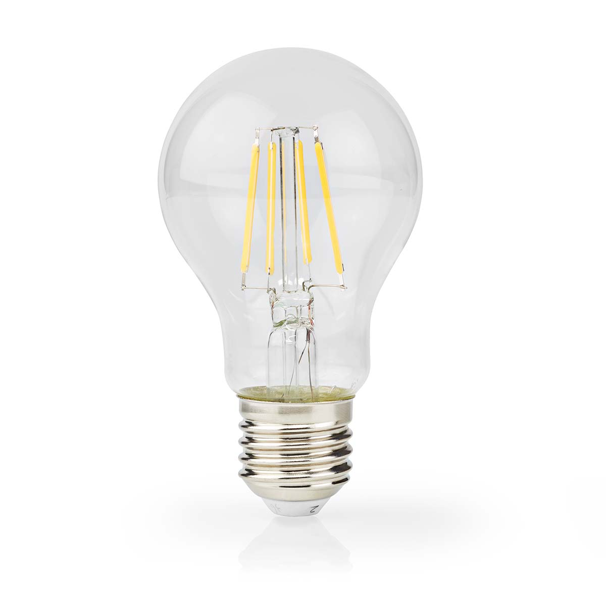 Una lampadina di vetro trasparente con filamenti gialli e base argentata è centrata su sfondo bianco, riflettendo la luce.