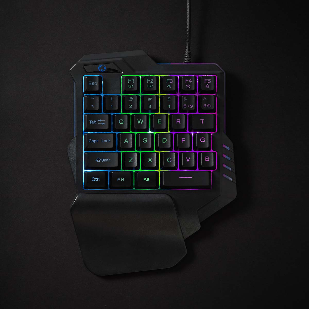 Gaming-Tastatur mit farbigen Tasten. Es hat eine Handballenauflage. Der Hintergrund ist schwarz.