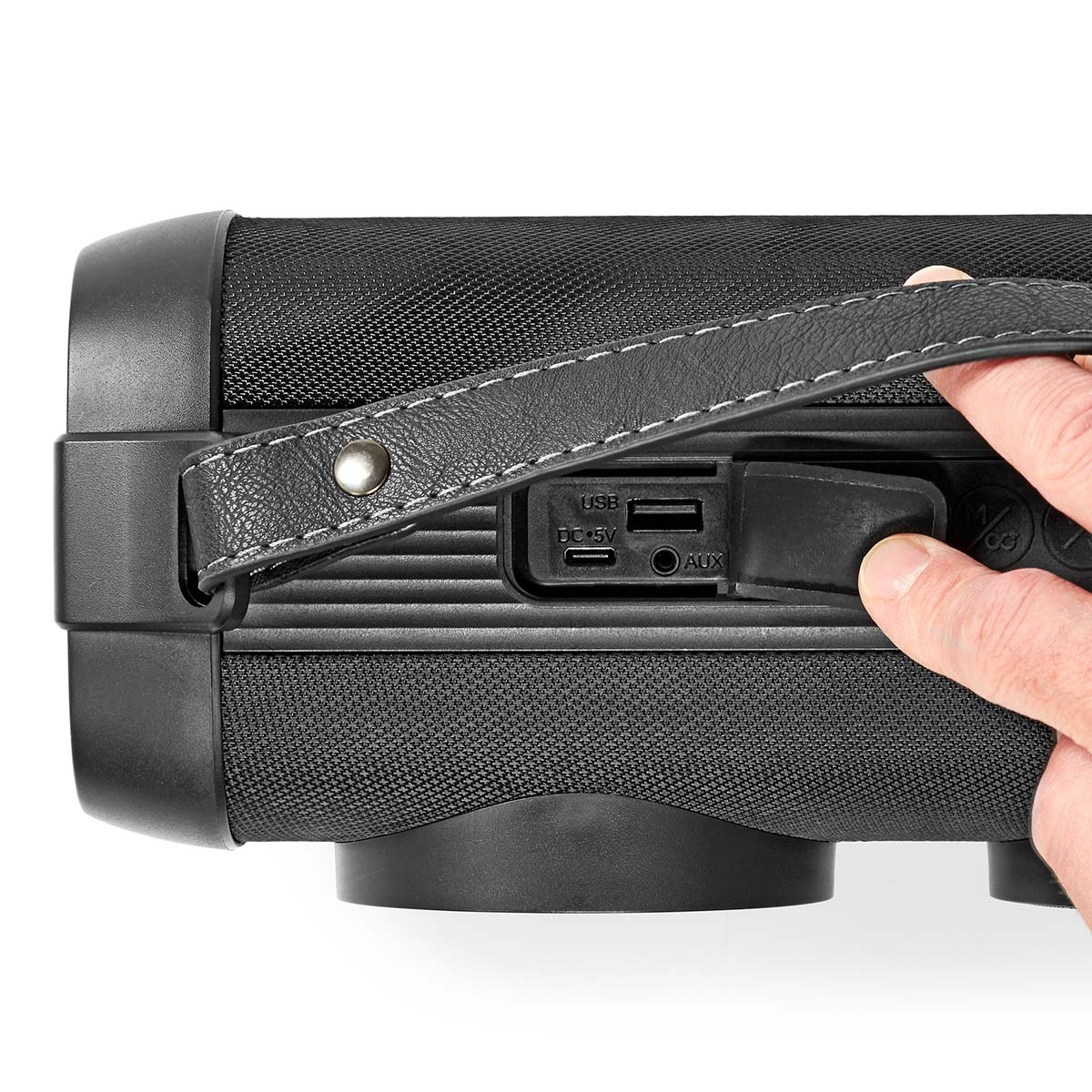 Altoparlante nero con maniglia in pelle e porte di ingresso.