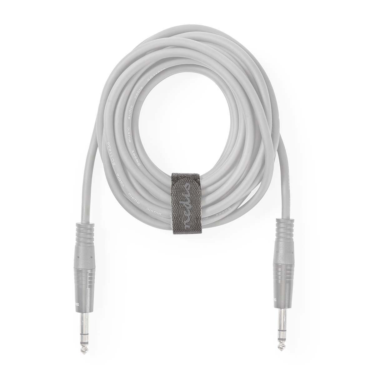 Grijze audiokabel opgerold met een klittenband, met jacks aan beide uiteinden, op een wit oppervlak.