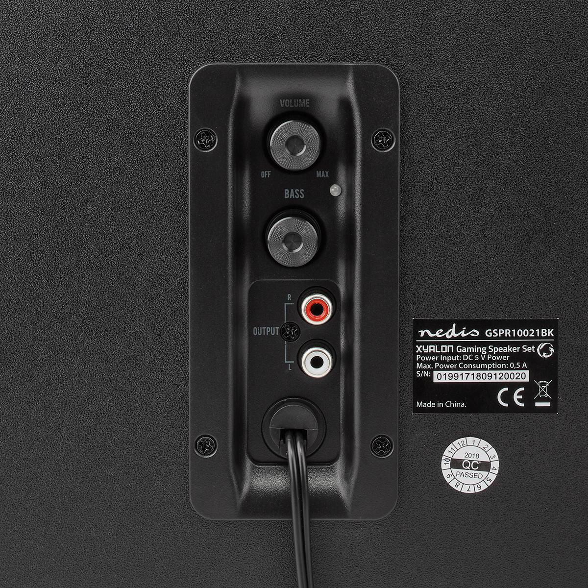 Dos de haut-parleur noir avec commandes de volume, basses et entrées. Comprend une étiquette de marque et un marquage CE.