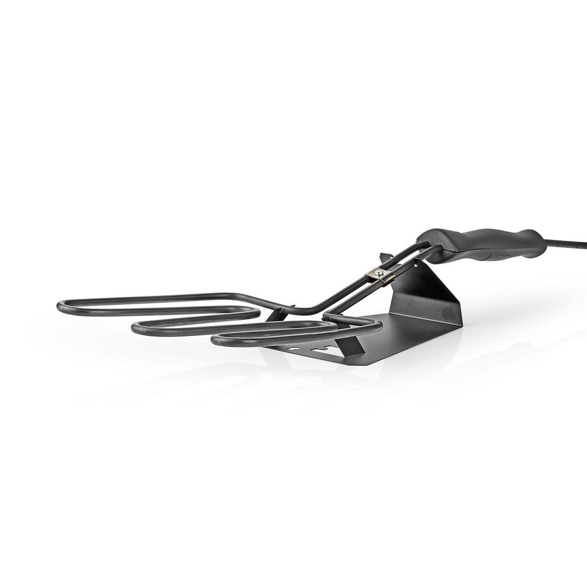 Utensili da griglia neri con un manico su sfondo bianco. Gli utensili includono una spatola e pinze.
