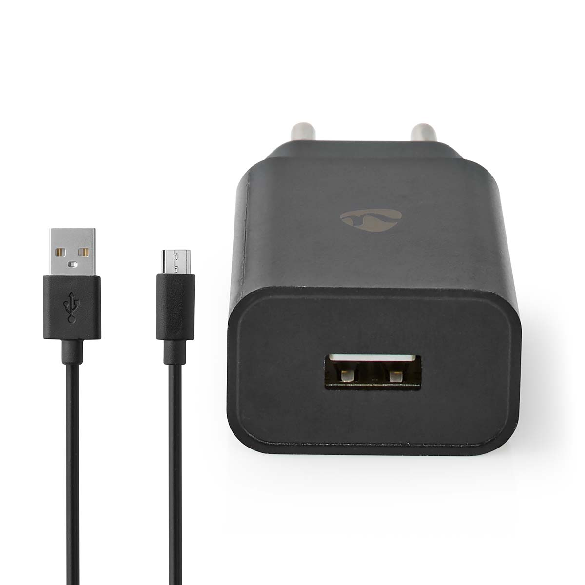 Schwarzes Ladegerät mit USB- und Micro-USB-Kabeln auf weißem Hintergrund.