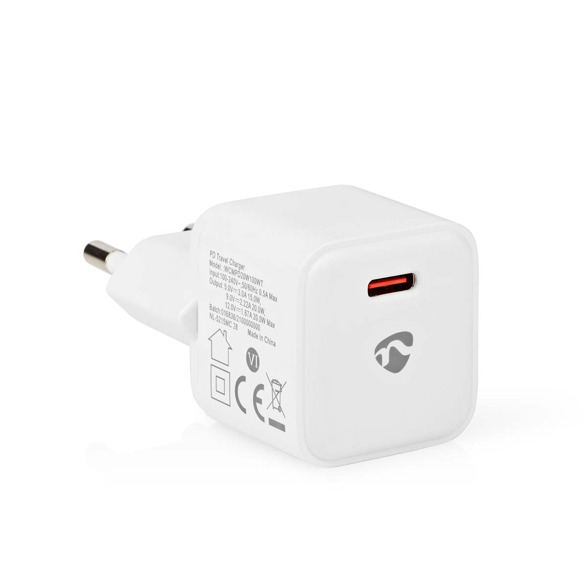 Weißes Reise-Ladegerät mit USB-C-Anschluss und Logo. Es hat einen Stecker. Weißer Hintergrund.