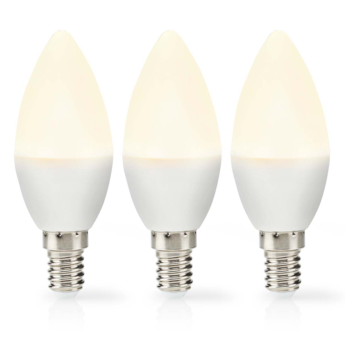 Tre lampadine a LED bianche con un bagliore caldo. Ognuna ha una base argentata e una forma a candela, su sfondo bianco.