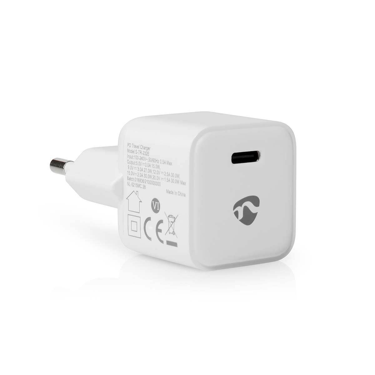 Weißes Reise-Ladegerät mit Euro-Stecker und USB-C-Anschluss. Der Markenname ist sichtbar.