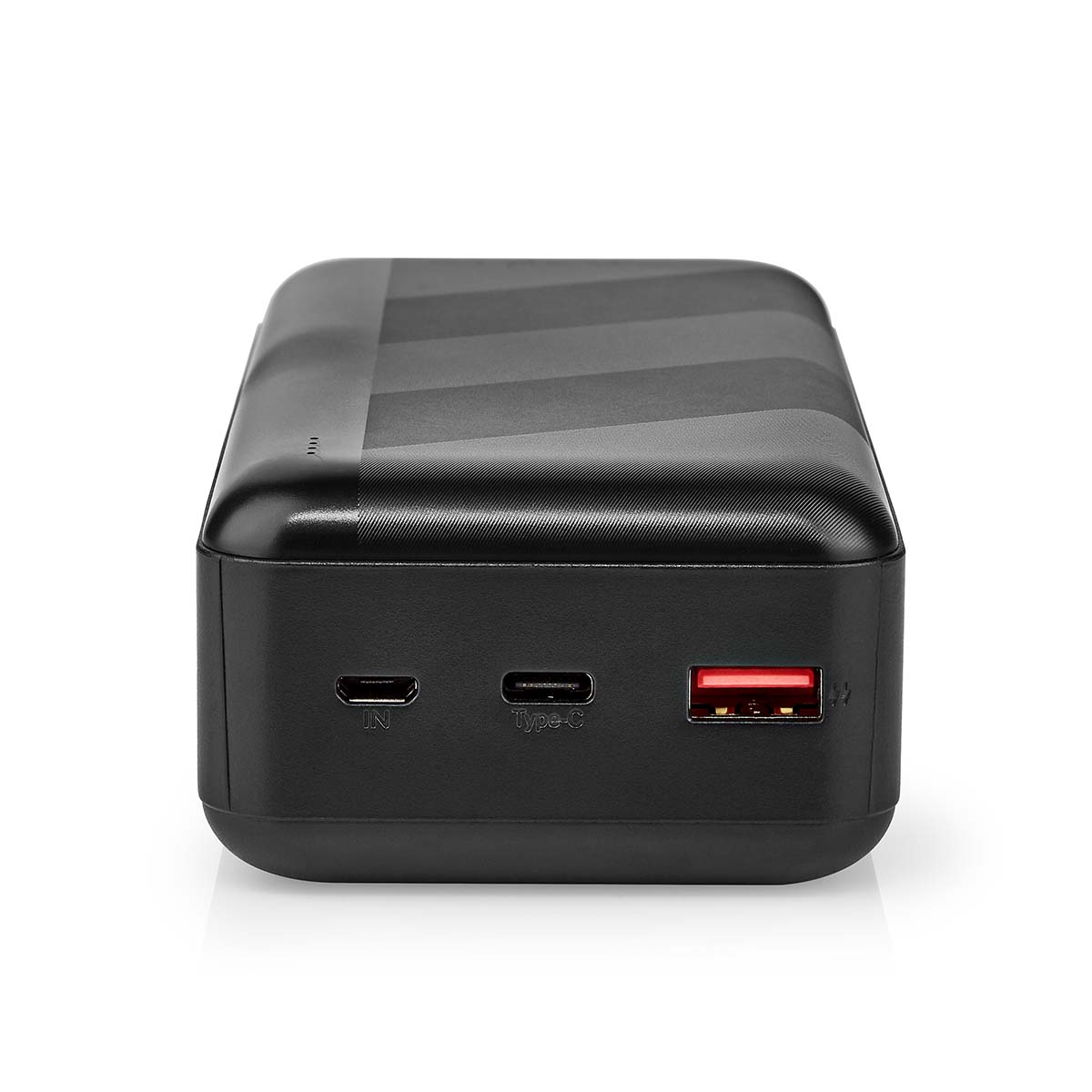 Schwarze Powerbank. Schwarz mit Muster und USB-Anschlüssen, darunter ein roter.