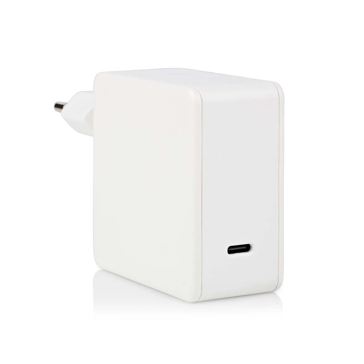 Ein weißer Netzadapter mit Stecker. Er hat einen USB-C-Anschluss an der Seite.