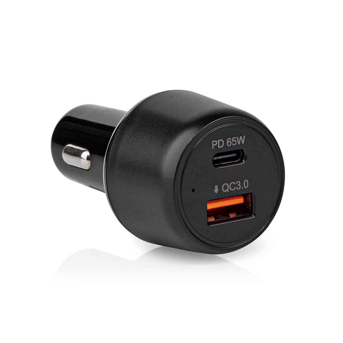 Schwarzes Autoladegerät mit USB- und USB-C-Anschlüssen, weißer Hintergrund.
