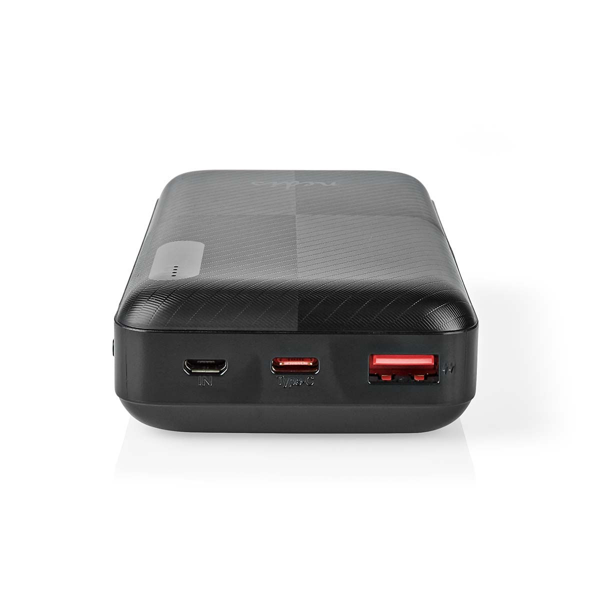 Schwarze Powerbank mit USB-Anschlüssen. Weißer Hintergrund.