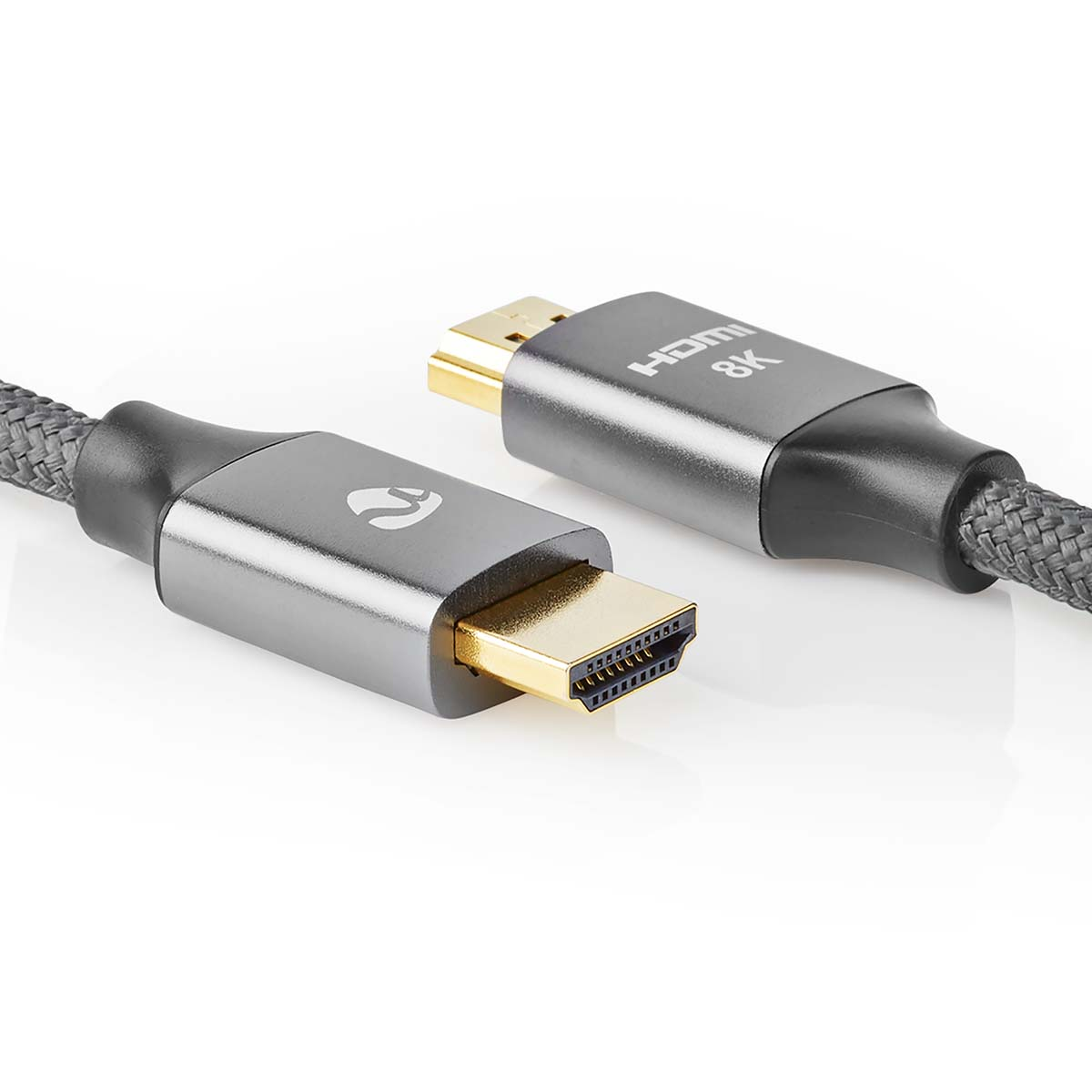 Zwei HDMI-Kabel mit goldenen Steckern auf weißem Untergrund.