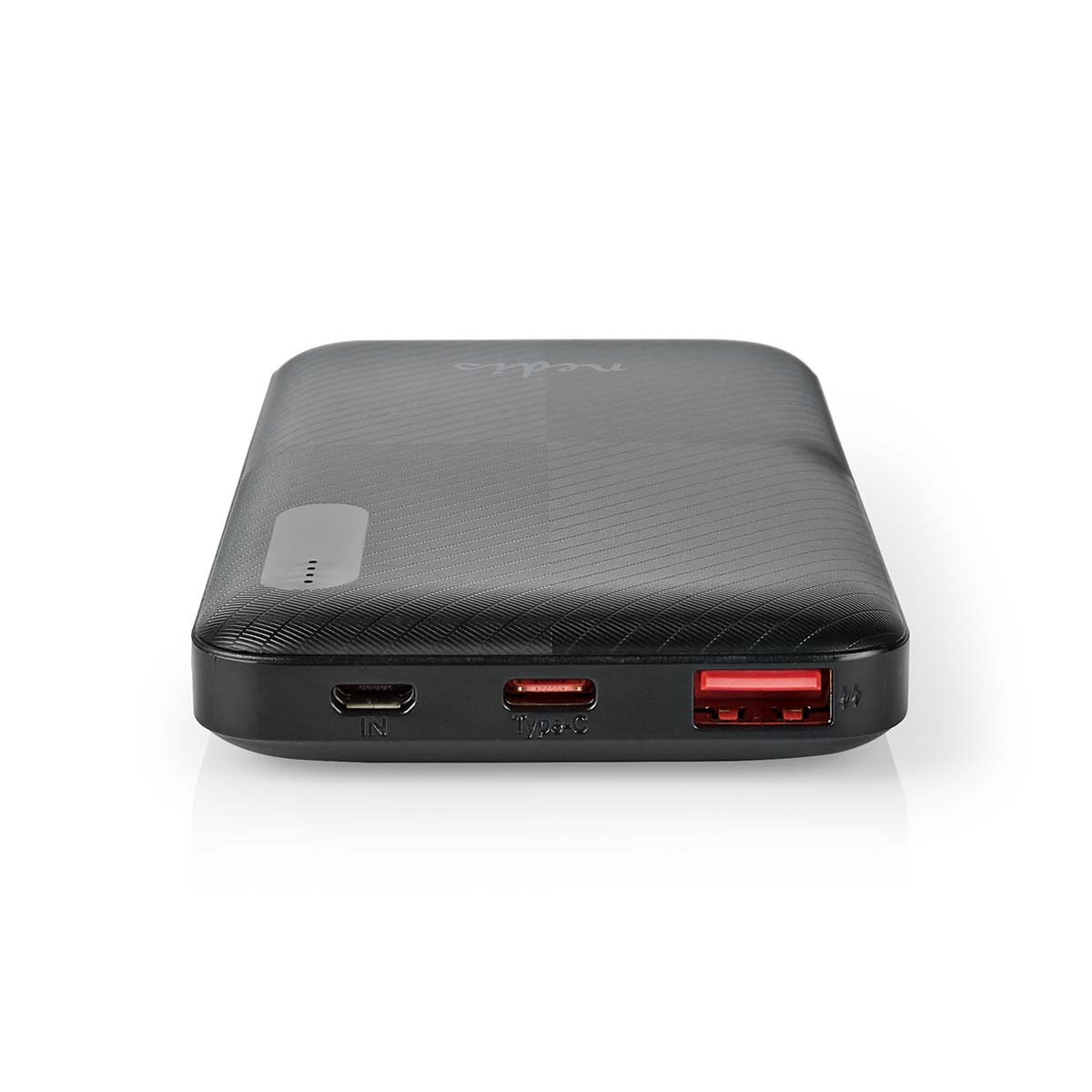 Schwarze Powerbank mit Anschlüssen und roter Taste. Das Wort 'nedis' steht drauf.