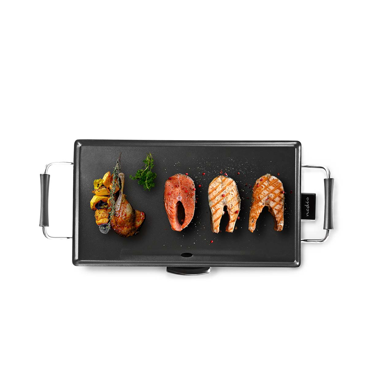 Elektrischer Grill mit gekochtem Gemüse, Geflügel und Lachssteaks, von oben betrachtet.