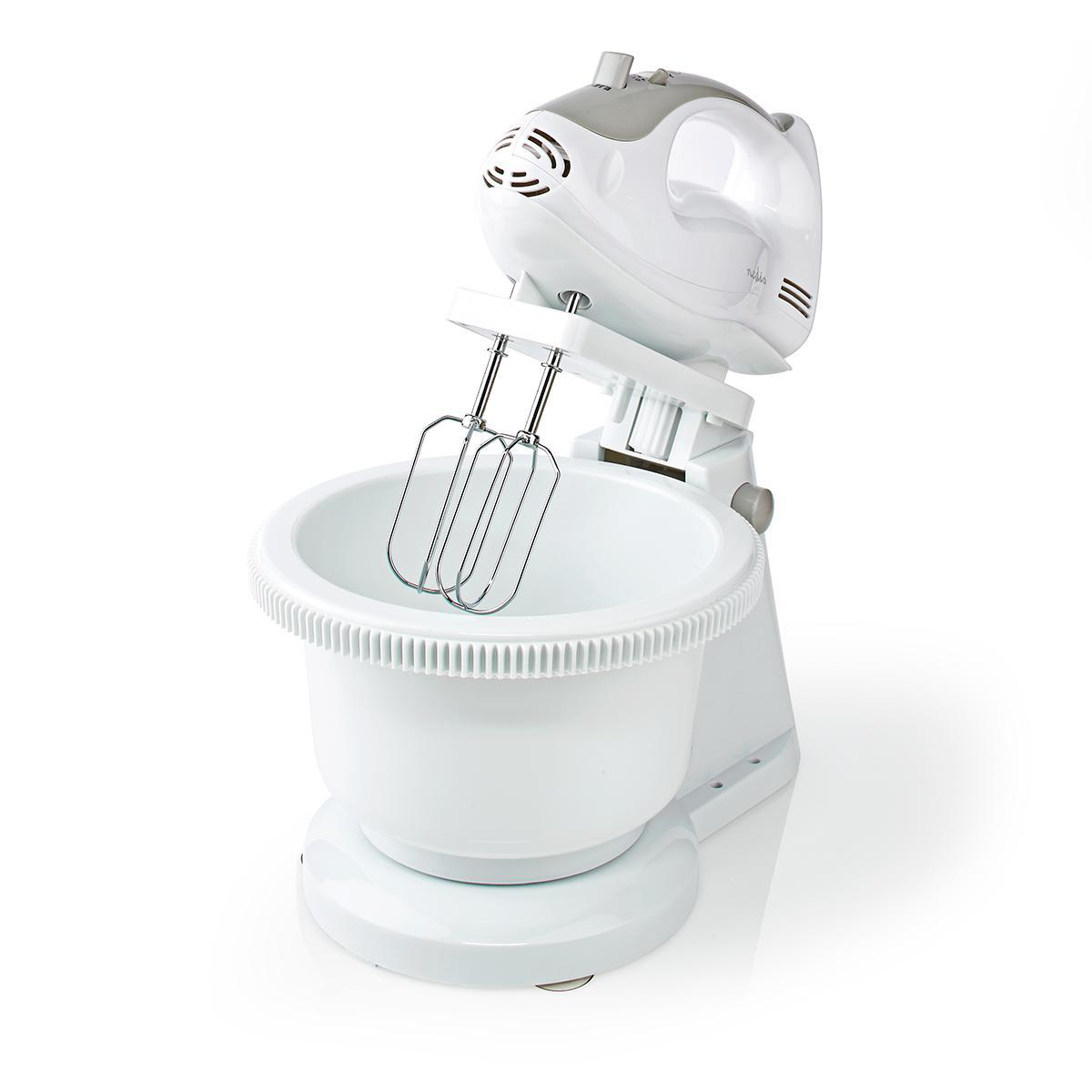Witte en grijze elektrische mixer met kom en gardes op witte achtergrond, schuine bovenaanzicht.