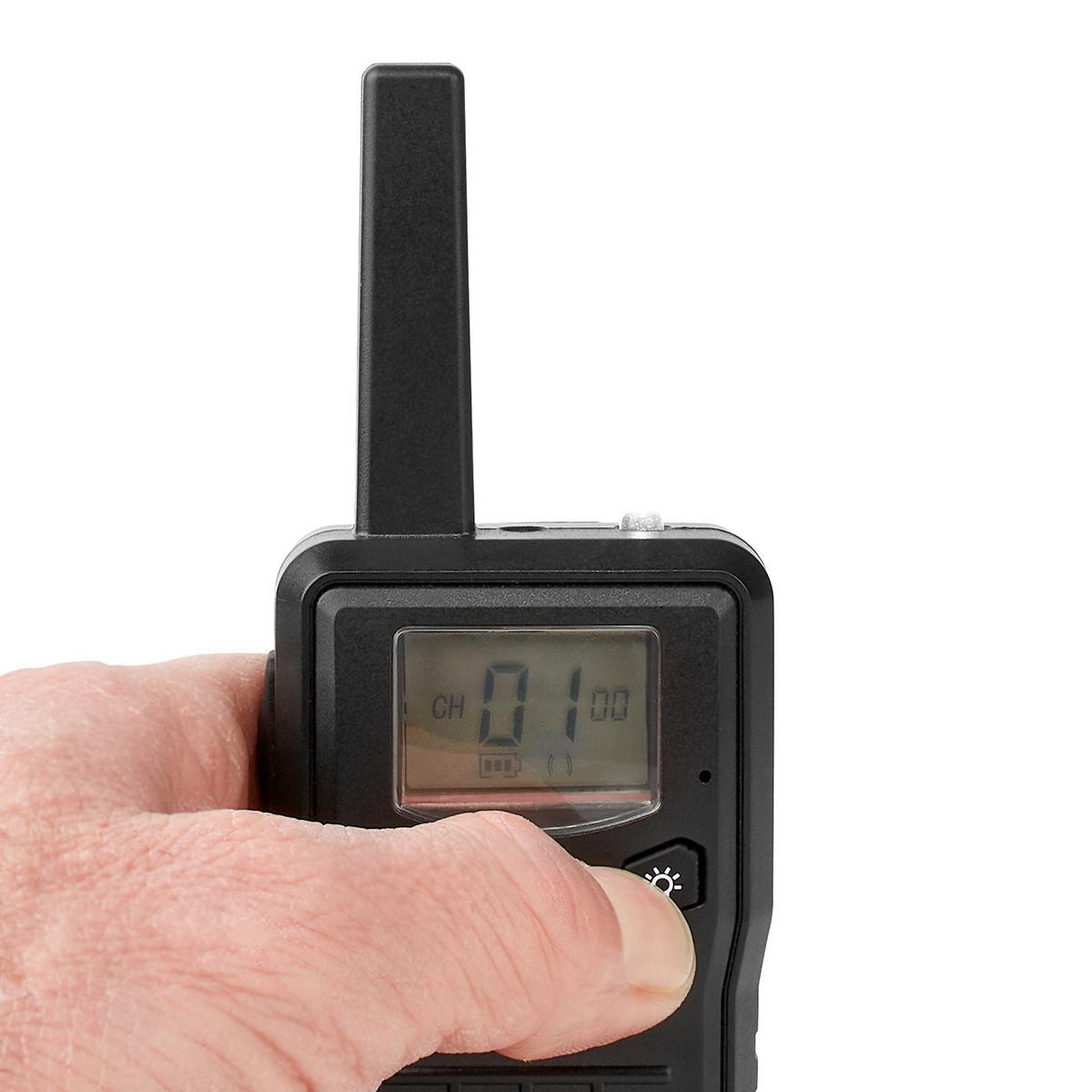 Mano che tiene un walkie-talkie nero. Lo schermo mostra il canale e il livello della batteria.