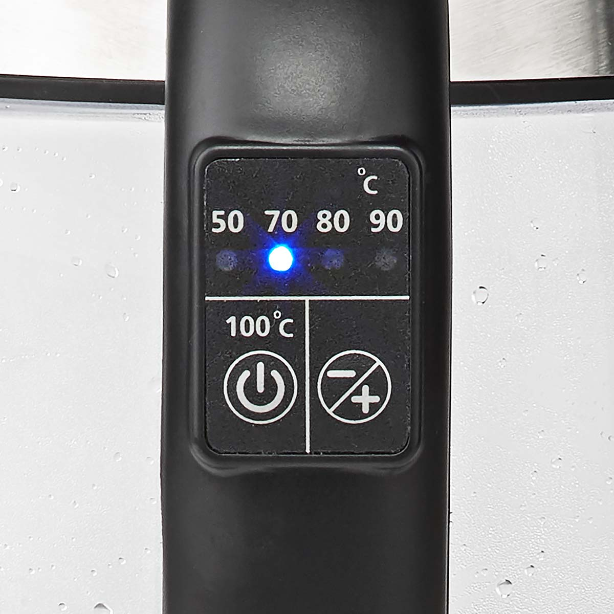 Nahaufnahme eines Wasserkocher-Bedienfelds mit Temperatureinstellungen und Einschaltknöpfen.