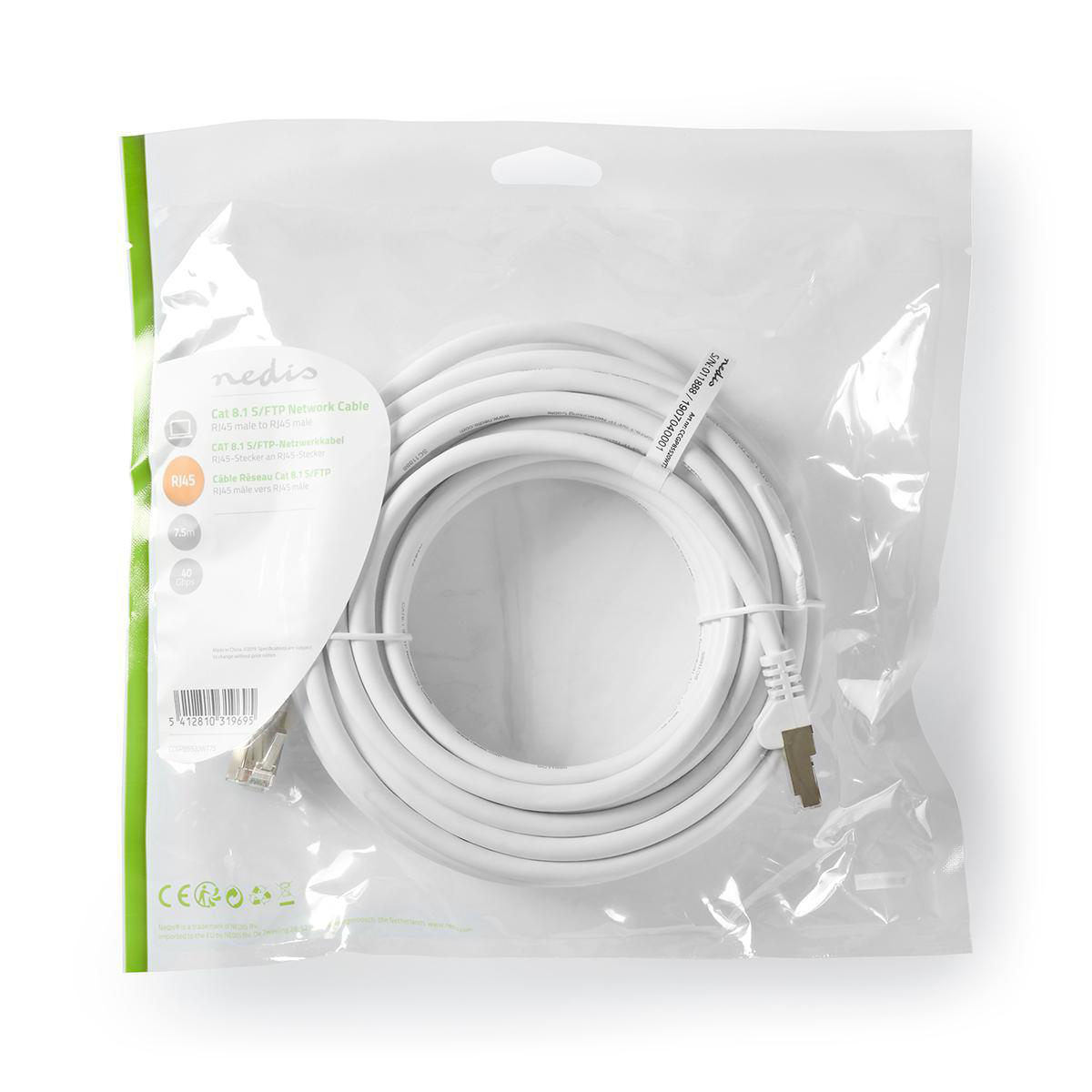 Cavo di rete bianco in un sacchetto di plastica. Lo sfondo è bianco.