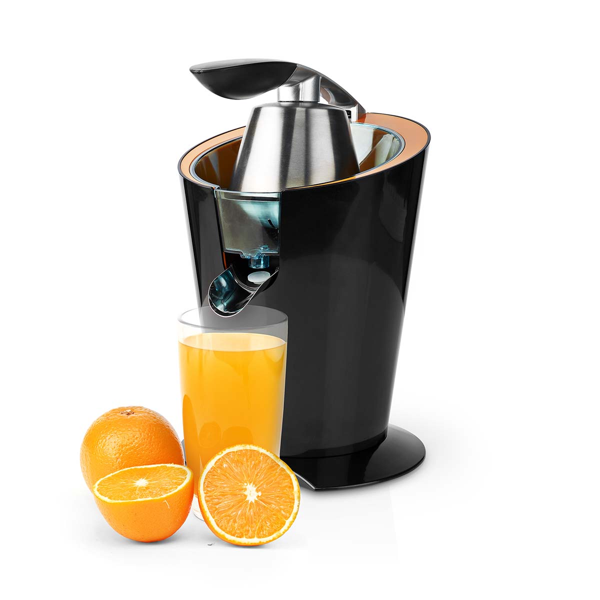 Orangensaft mit Entsafter und Orangen. Schwarzer Entsafter, Glas Saft, Orangen geschnitten.
