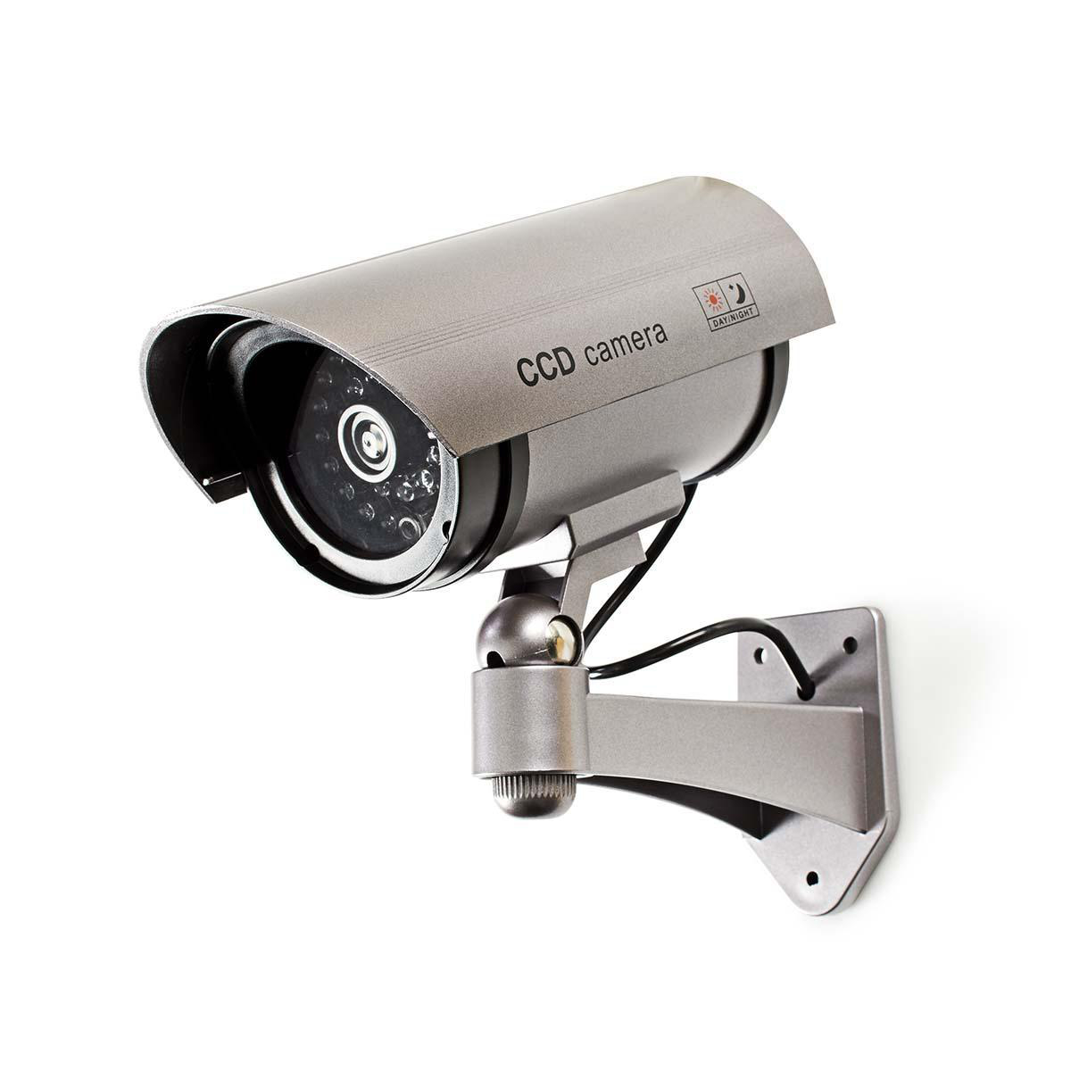 Una telecamera di sicurezza grigia montata su un muro. C'è scritto "CCD camera".
