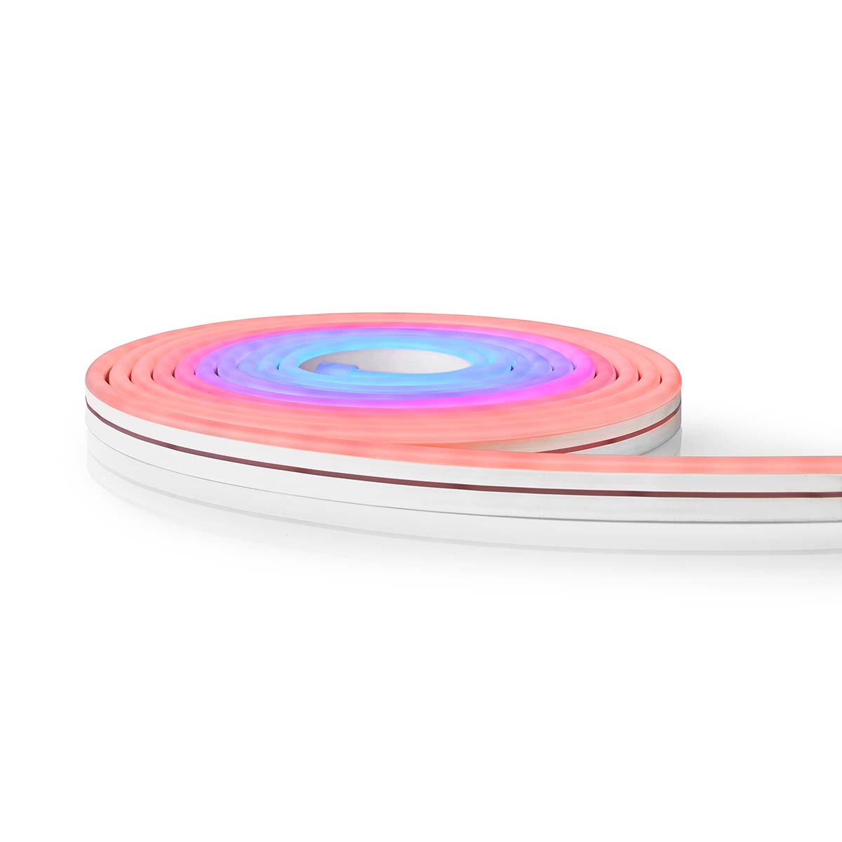 Opgerolde LED-strip met diverse kleuren, waaronder roze, blauw en rood. Witte achtergrond.
