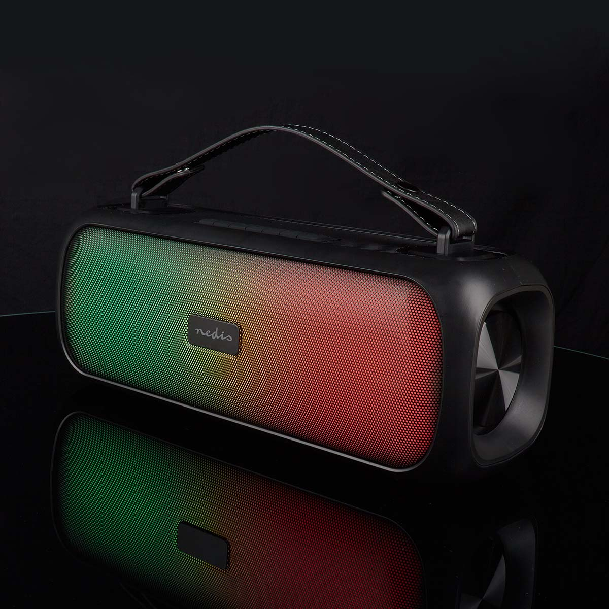 Altoparlante nero con maniglia, illuminato da luci verdi e rosse, riflettente.