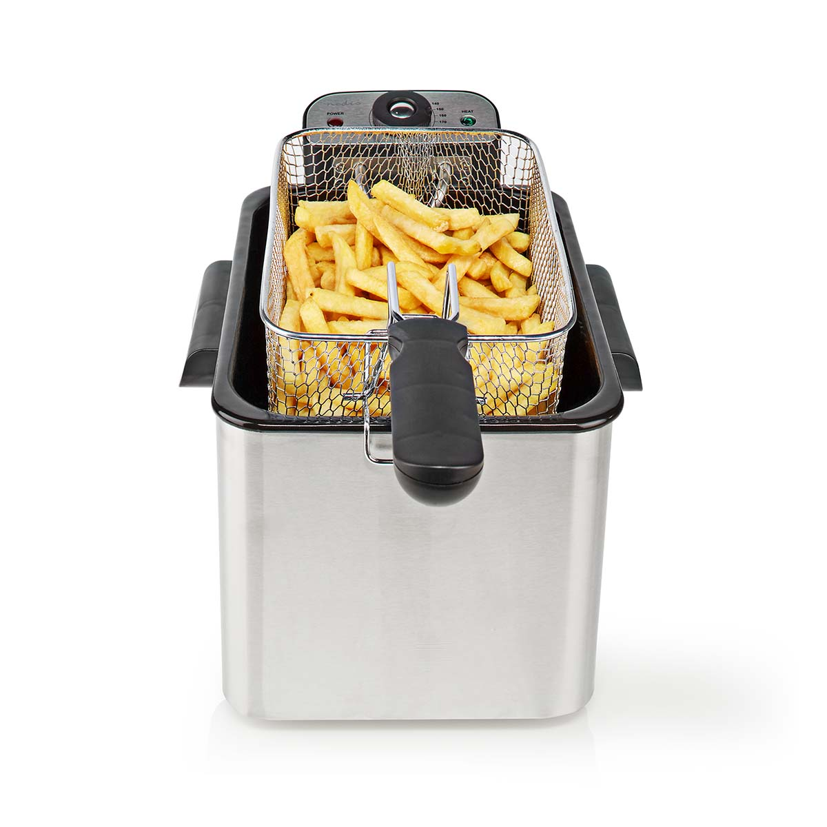 Una friggitrice in acciaio inox con un cestello di patatine fritte. Su sfondo bianco.