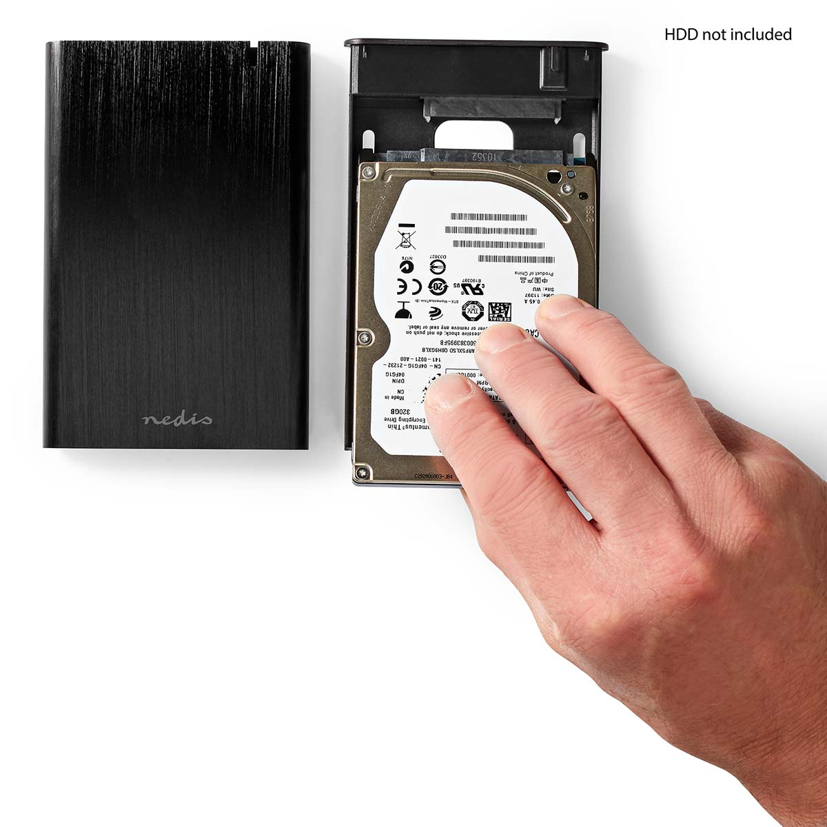 Eine Hand legt eine Festplatte in ein externes Gehäuse. Text: HDD nicht enthalten ist sichtbar.