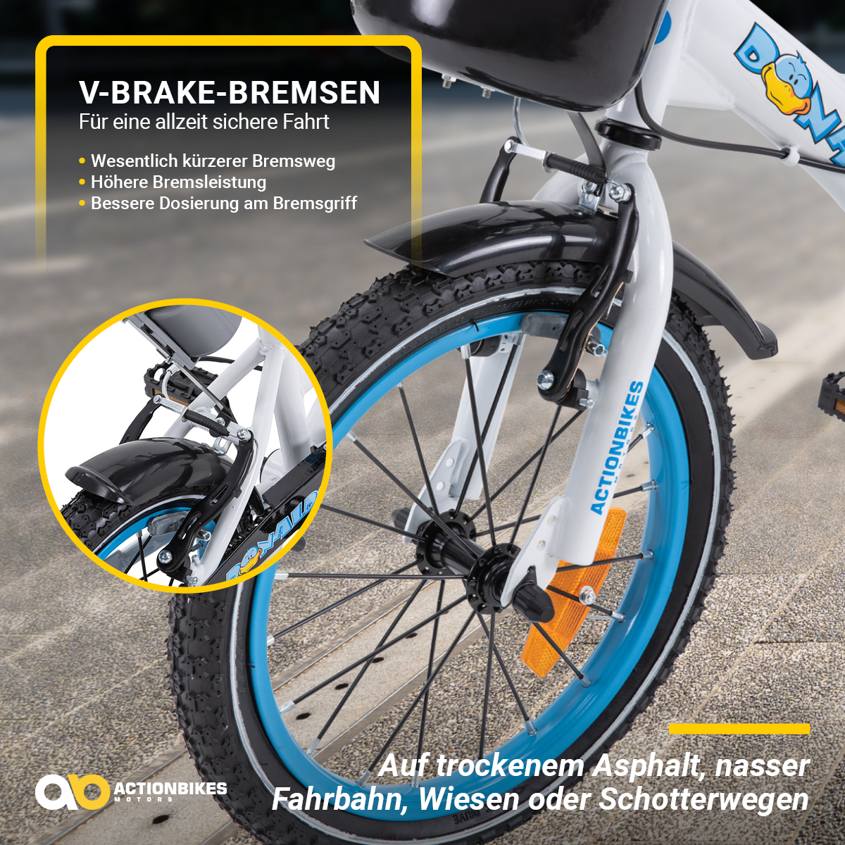Nahaufnahme eines Fahrradrads mit blauen Akzenten auf einer gepflasterten Oberfläche.
