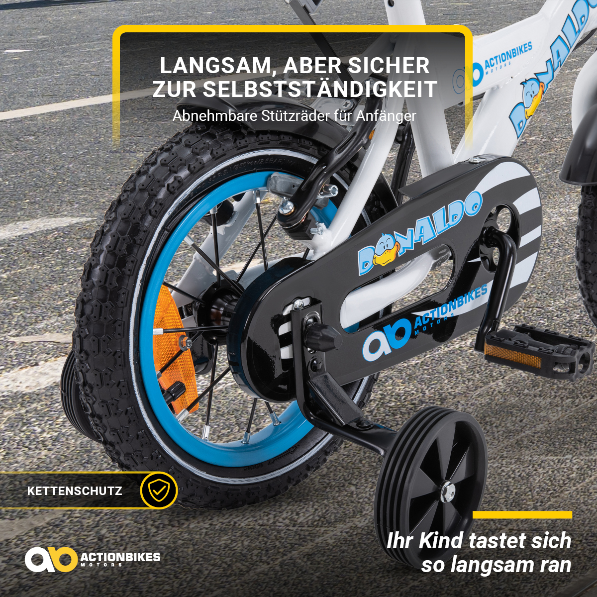 Hinterrad eines Kinderfahrrads mit Stützrädern, schwarz und blau auf gelbem Hintergrund.