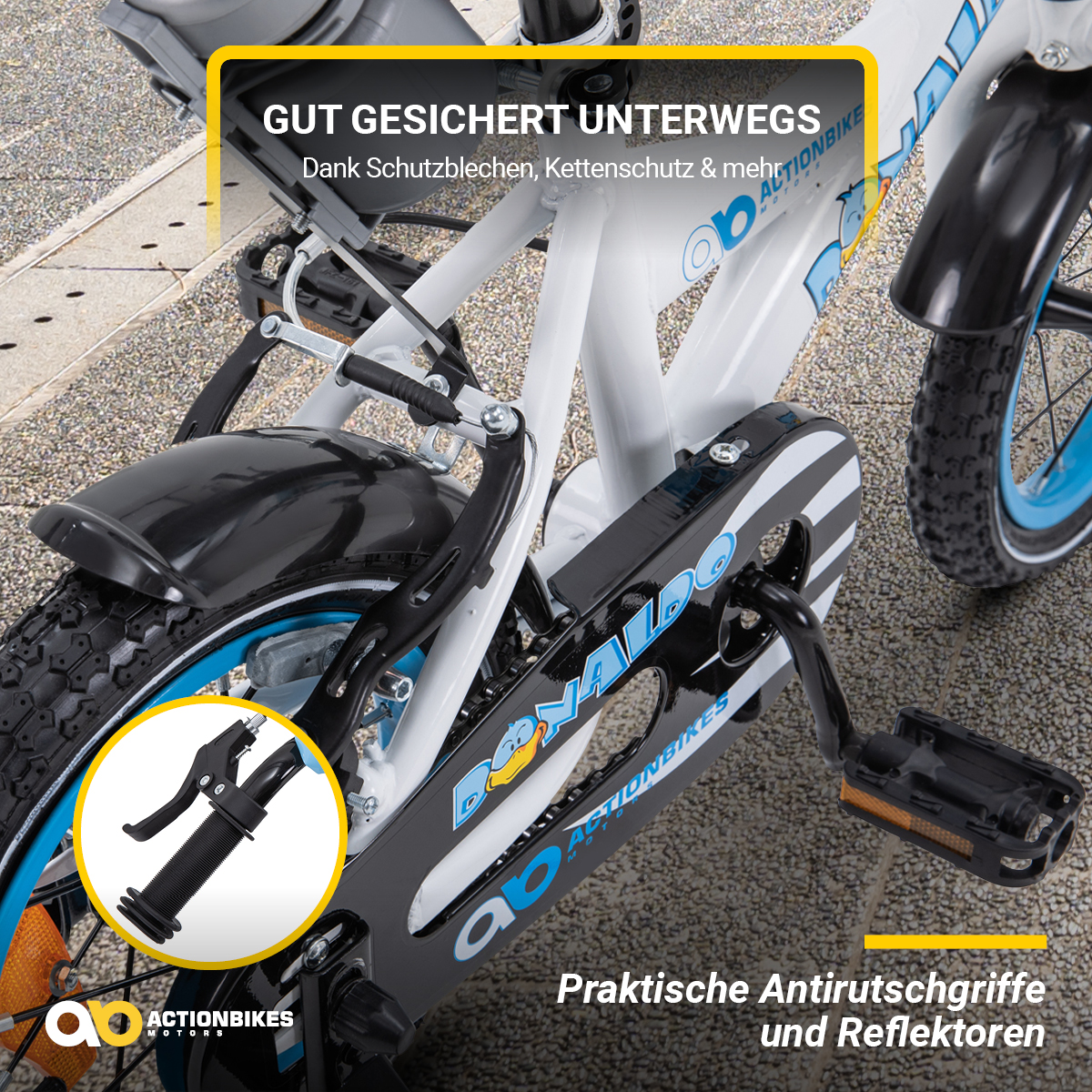 Nahaufnahme eines Kinderfahrrads mit schwarz-weißem Kettenschutz, blauen Akzenten und Reflektor.