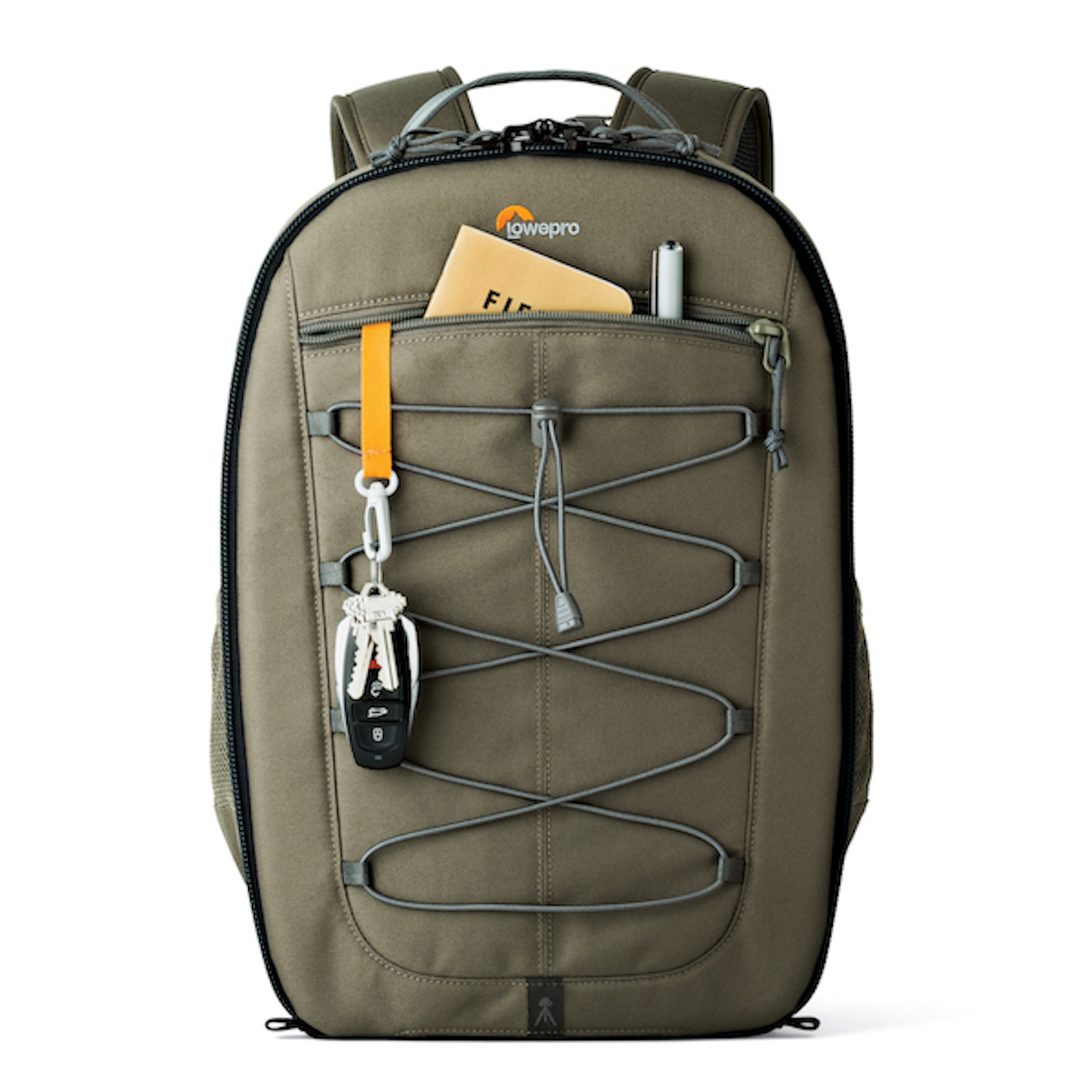 Ein grüner Kamerarucksack mit Schlüsselanhänger, Schlüsseln, Stift und Notizbuch in der Vordertasche.