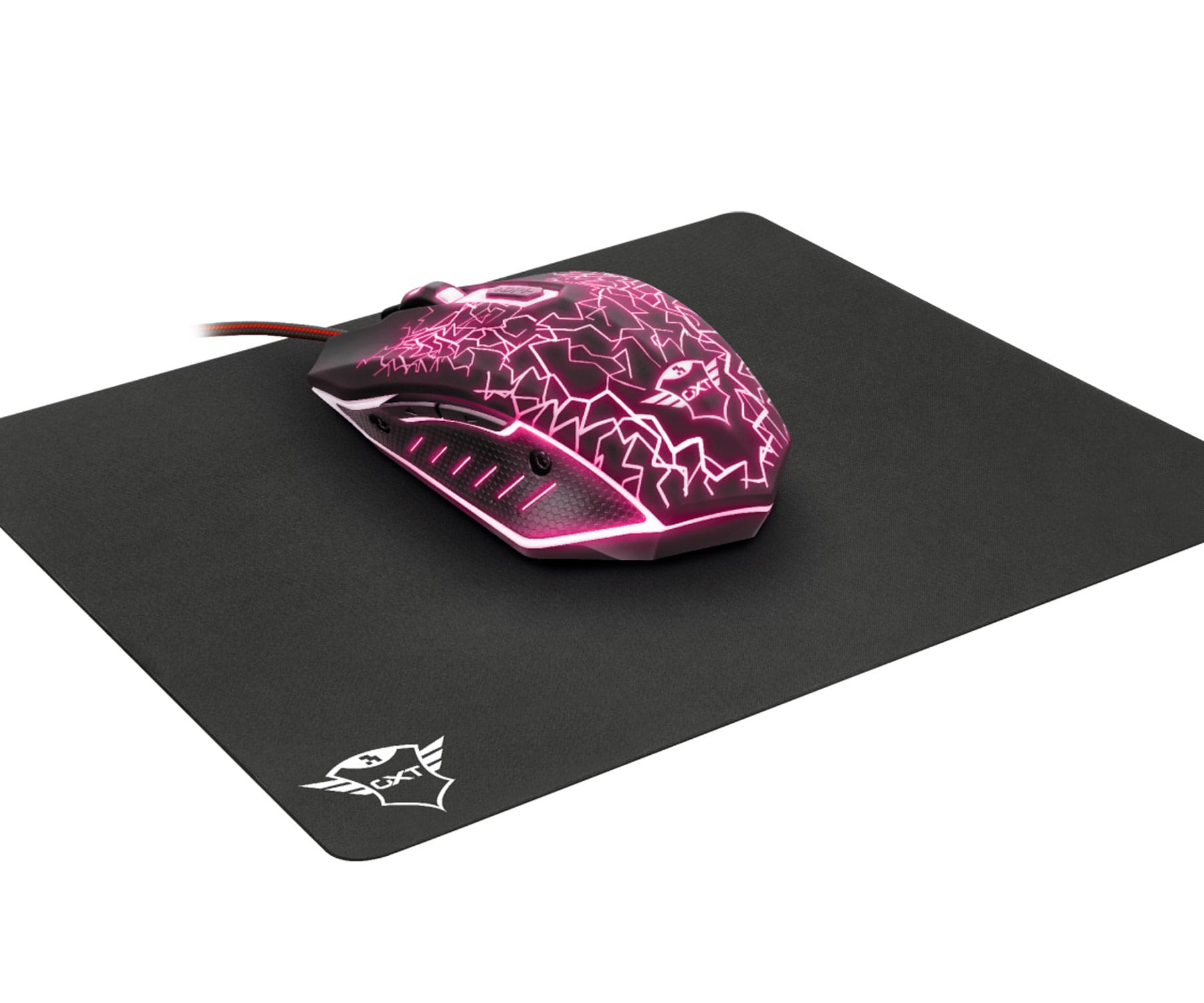 Un mouse nero su un tappetino nero con un design a fulmini rosa, sfondo bianco.