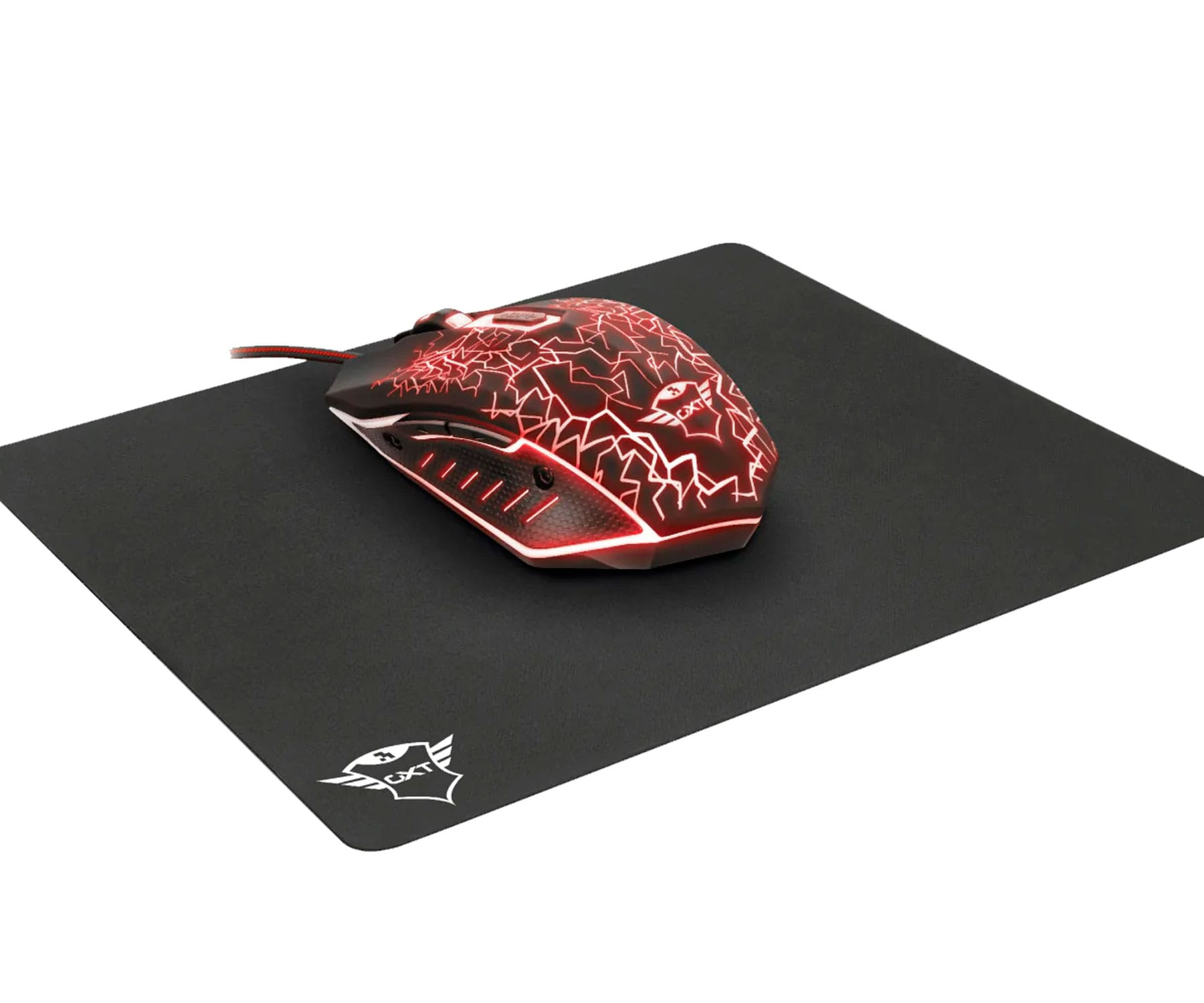 Un mouse da gaming rosso e nero su un tappetino nero con logo, sfondo bianco.