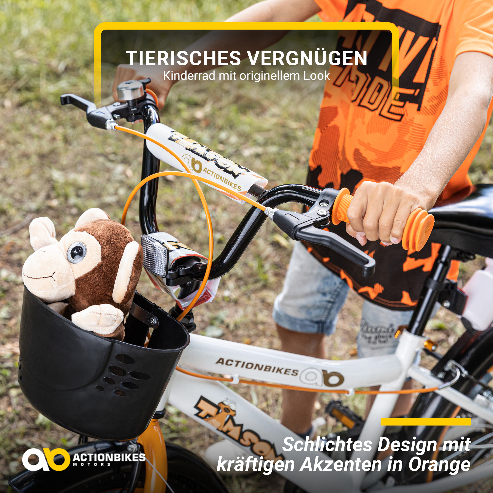 Kind hält orangefarbenes Fahrrad. Ein Affenspielzeug sitzt im Korb. Text lautet: Tierisches Vergnügen.
