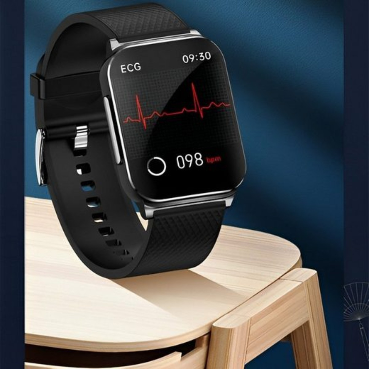 Smartwatch negra sobre madera, mostrando ECG y frecuencia cardíaca. Fondo azul oscuro.