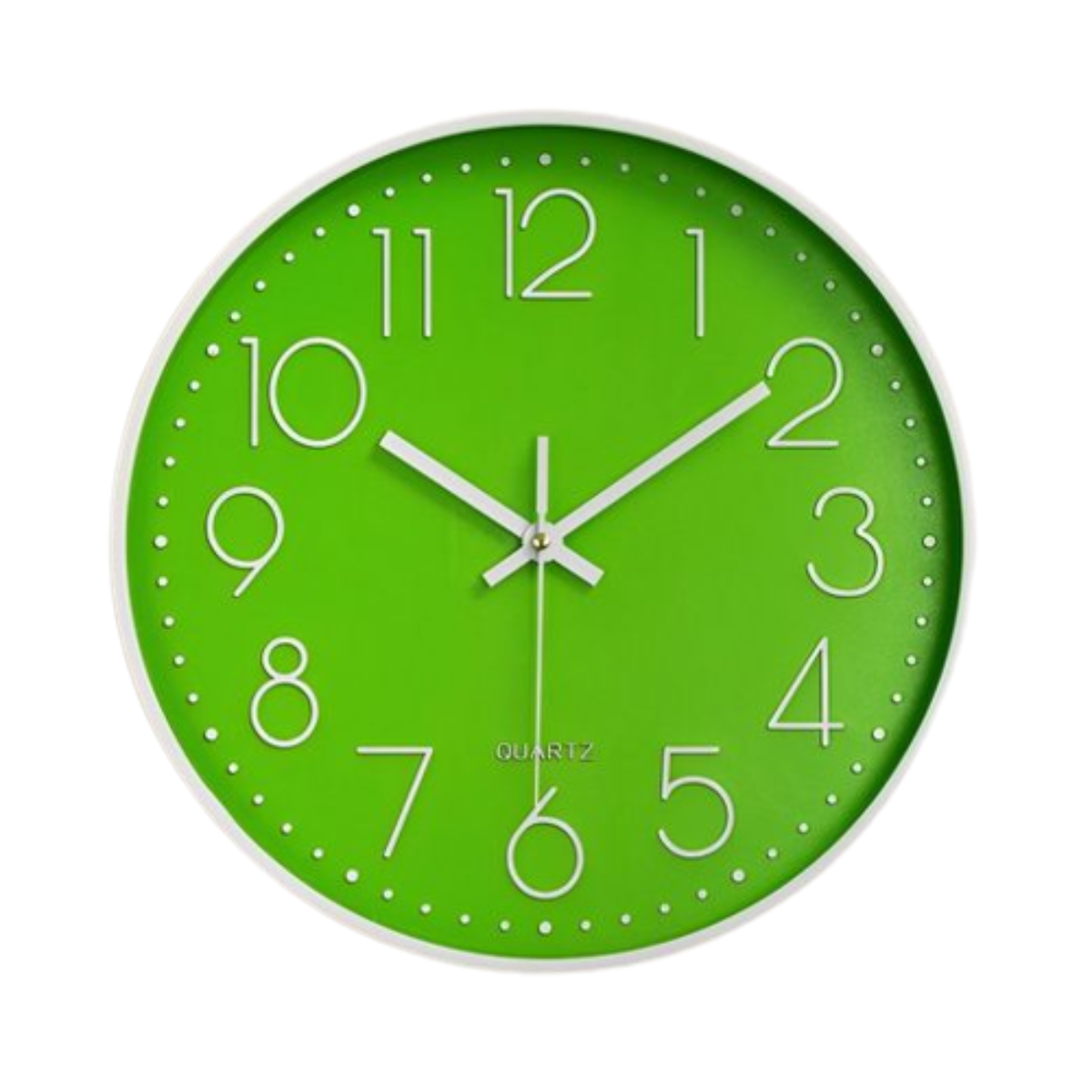 Reloj redondo con esfera verde, números y agujas blancas, borde blanco sobre fondo blanco.